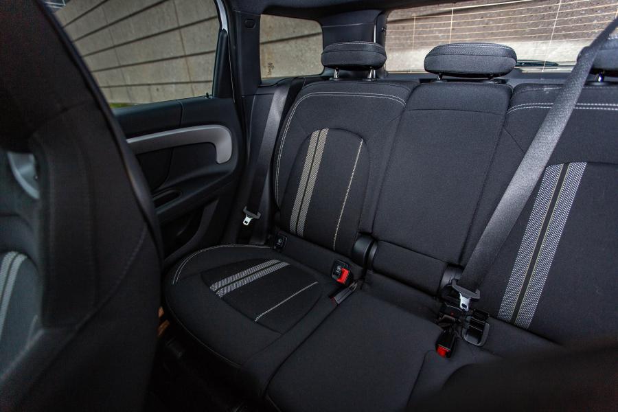 Интерьер Mini John Cooper Works Countryman (F60) 2017 года  (NA) (фото 24 из 40)